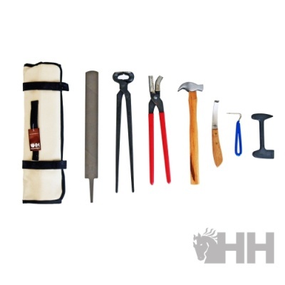 Conjunto de ferramentas para ferraria com bolsa de tecido bege e várias ferramentas de metal e madeira