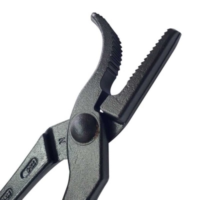 Alicate preto de metal com mandíbula serrilhada