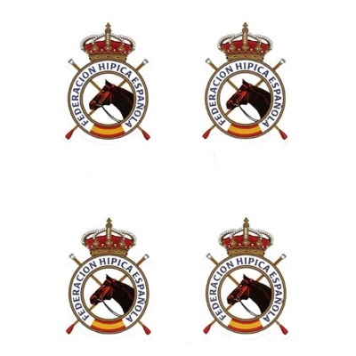 Quatro emblemas da federación hípica espanhola com cavalo, coroa e bastões cruzados