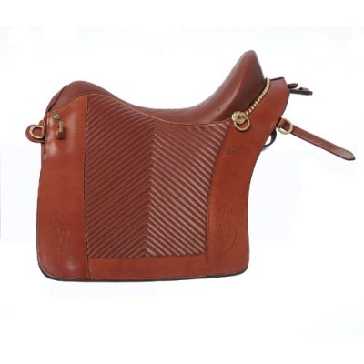 Sela de equitação castanha em couro com textura e argolas douradas
