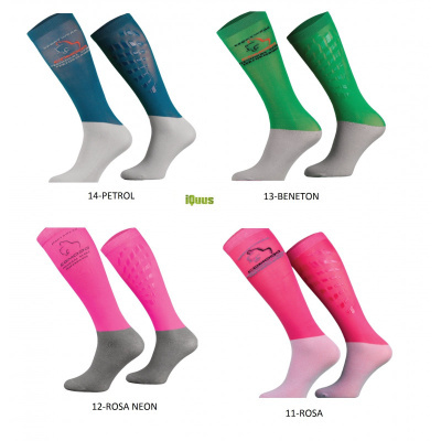 Quatro pares de meias desportivas em azul petrol, verde Benetton, rosa neon e rosa, cada uma com padrão antiderrapante e texto preto.