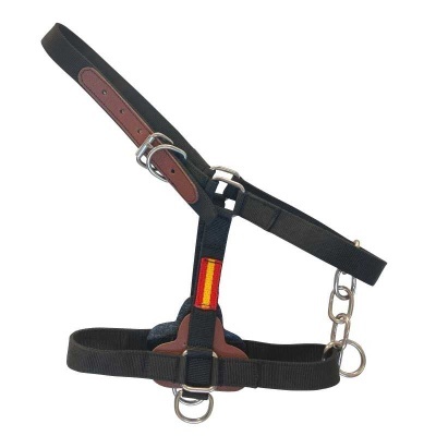 Cabresto para animal com detalhes em pele castanha e argolas de metal