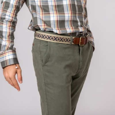 Calças verdes com cinto tecido bege e camisa aos quadrados colorida