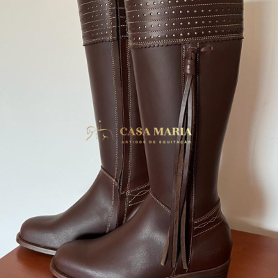 Botas femininas castanhas em couro com fecho lateral e tassel decorativo