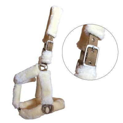 Arreio para cavalo em tecido castanho claro com pelo branco e fivelas metálicas.