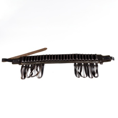 Cinto porta-cartuchos em couro castanho escuro com várias pregas acolchoadas e alças penduradas