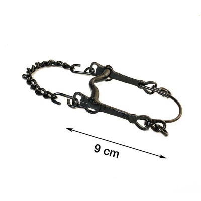 Aparelho de ferro preto com corrente e mola em fundo branco