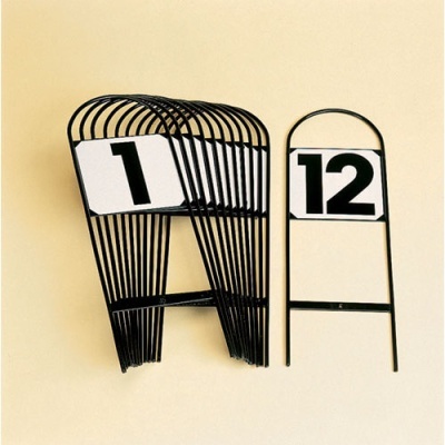 Marcadores de jardim metálicos com números em preto sobre fundo branco