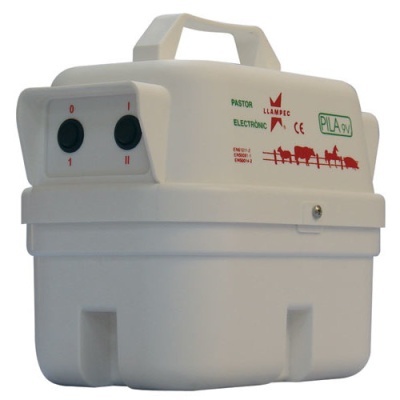 Pastor elétrico branco com botões e textos coloridos e alça de transporte.