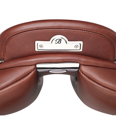 Sela de equitação em couro castanho com placa metálica B