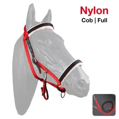 Cabresto vermelho de nylon com detalhes pretos e brancos em cabeça de cavalo cinza