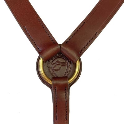 Reforço em couro castanho com anel metálico dourado e placa em relevo