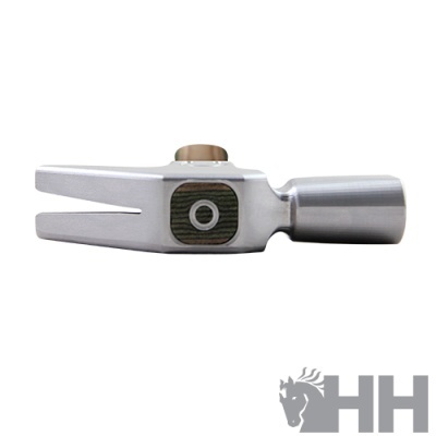 Ferramenta metálica prateada com logótipo 'HH' e cavalo cinzento