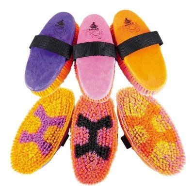 Escovas coloridas para cuidados com animais com cerdas e alça preta