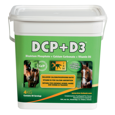 Embalagem branca com suplemento DCP+D3 para cavalos, rótulo verde com imagens de cavalos