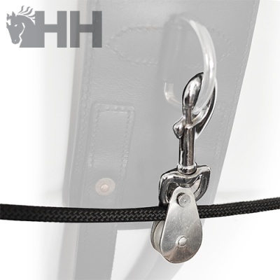 Mosquetão prateado com bloco polia e corda preta