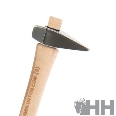 Martelo com cabo de madeira e cabeça metálica preta com pino de madeira