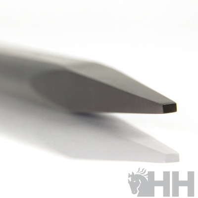 Ponta de ferramenta metálica cinza escuro com acabamento polido em fundo branco