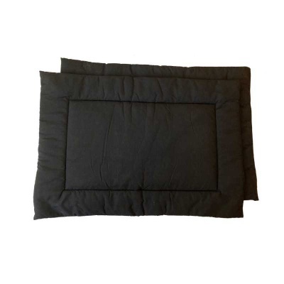 Dois tapetes retangulares pretos acolchoados