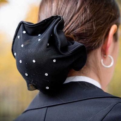 Lenço preto com pontos brilhantes no cabelo de pessoa vista de trás