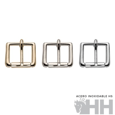 Três fivelas quadradas metálicas em várias cores sobre fundo branco