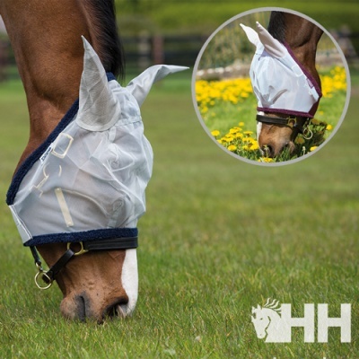 Máscara protetora branca para cavalo com abas para as orelhas, cavalo pastando