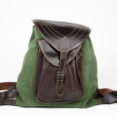 Mochila verde com detalhes em pele castanha e fivela frontal