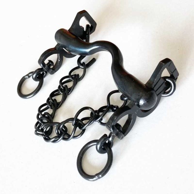 Freio metálico preto para cavalo com corrente