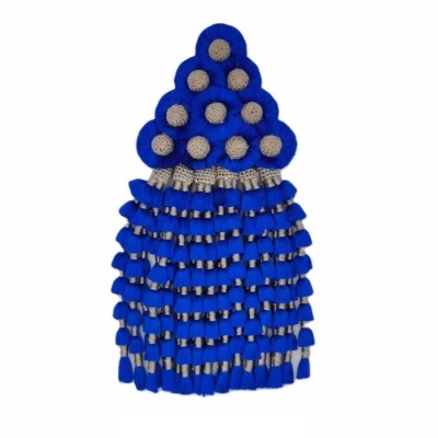 Objeto têxtil decorativo azul e bege com franjas