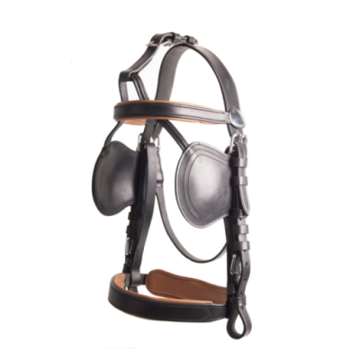 Cabeçada de montar preta em couro com proteções almofadadas e fivelas metálicas