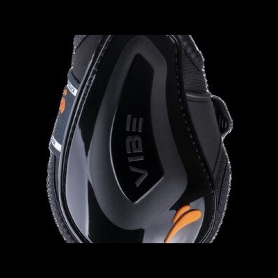 Proteção desportiva preta com texto VIBE e detalhes em laranja