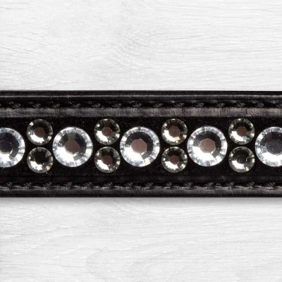 Correia ou pulseira em couro preto com pedras brilhantes redondas