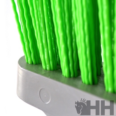 Escova com cerdas verdes e base cinzenta em fundo branco, com logótipo HH