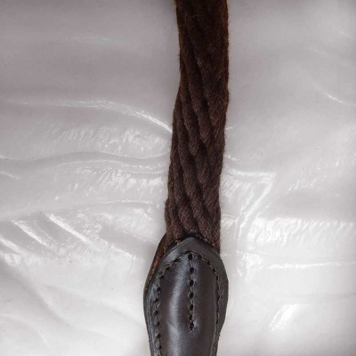 Cabo trançado castanho com extremidade em couro castanho