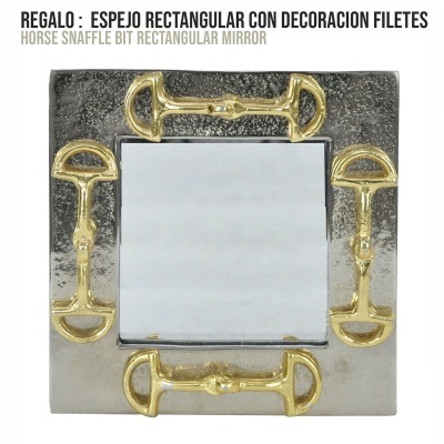 Espelho retangular com moldura prateada e decoração dourada de freios de cavalo