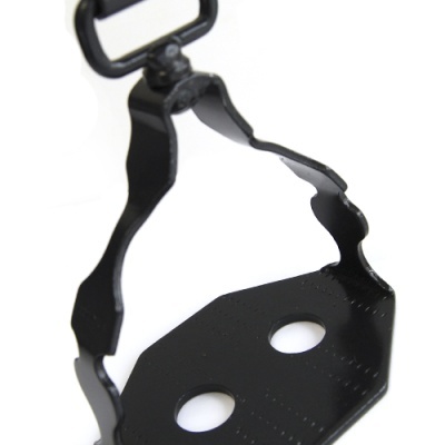 Estribo preto em metal com dois orifícios circulares na base
