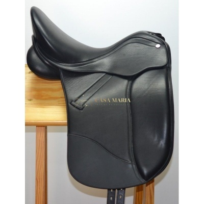 Sela preta de couro para equitação numa estrutura de madeira