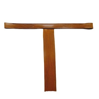 Cinto castanho de pele com textura riscada pendente formando um T