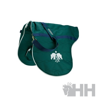 Sela de couro verde acolchoado com logo branco de cavalo e alça azul escuro