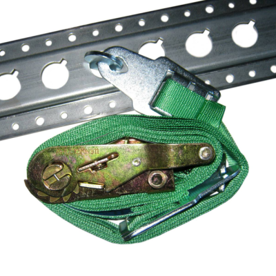 Cinta de amarração verde com fivela metálica e tira perfurada de metal cinzento.