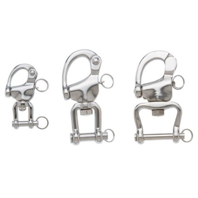 Três mosquetões metálicos prateados de tamanhos diferentes