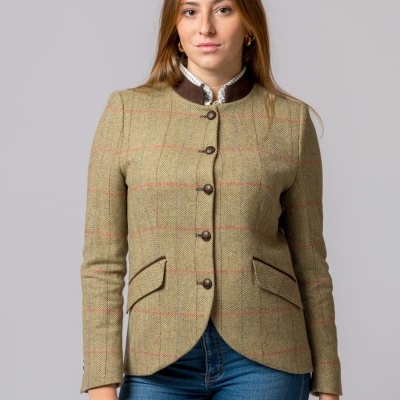 Blazer feminino bege padrão espinha de peixe com botões castanhos e gola castanha