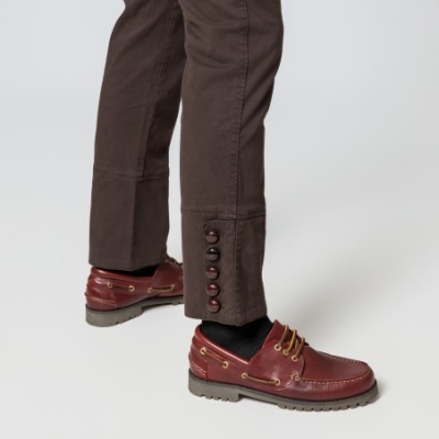 Calças castanhas com botões e sapatos de couro vermelho