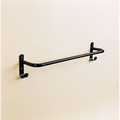 Toalheiro metálico preto com barra e dois ganchos numa parede branca