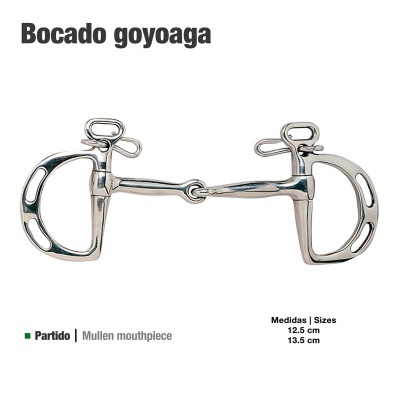 Freio de cavalo de metal prateado com design liso e argolas grandes em fundo branco