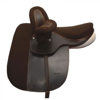 Sela de equitação castanha escura com detalhes em costura castanha clara e assento acolchoado
