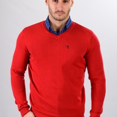 Homem com camisola vermelha de decote em V e camisa azul xadrez