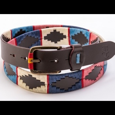 Cinto de tecido colorido com fivela e detalhe em pele castanha