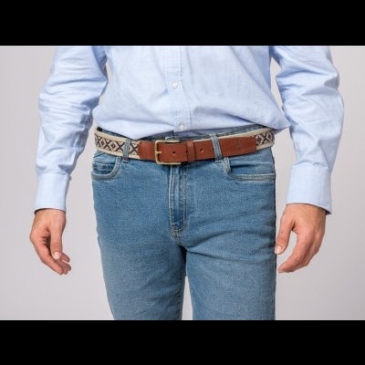 Cinto bege com padrão geométrico usado com jeans azul e camisa azul clara