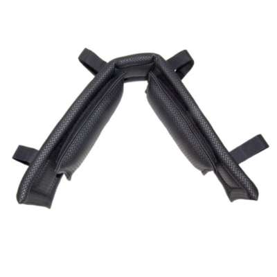 Acessório preto com textura tipo carbono e quatro alças para fixação